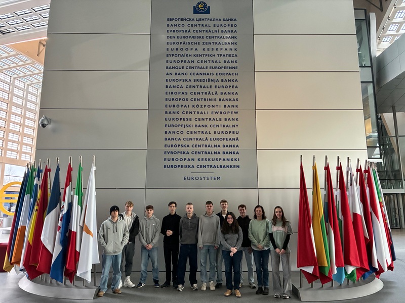 Bild 1 Schüler des TMG vor den Fahnen der Mitglieder des Europaraums